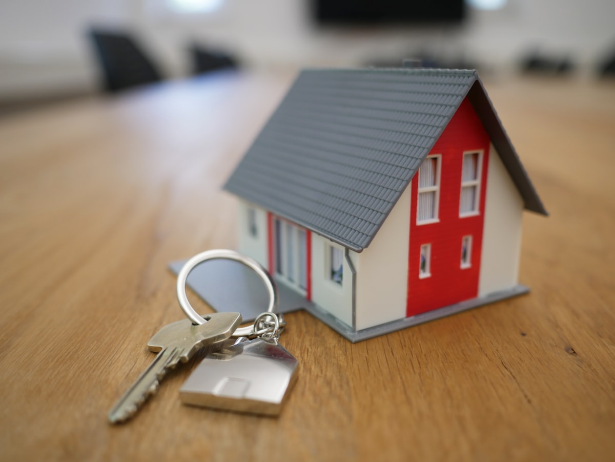 Immobilienbewertung – Hausmodell mit Schlüssel